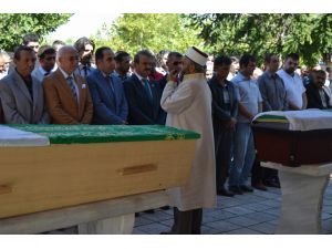 Yatağında Ölü Bulunan Genç Kadın Toprağa Verildi