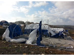 Fırtına Kurban Pazarındaki Çadırları Uçurdu