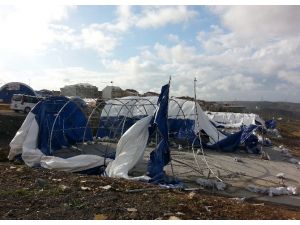 Fırtına Kurban Pazarındaki Çadırları Uçurdu