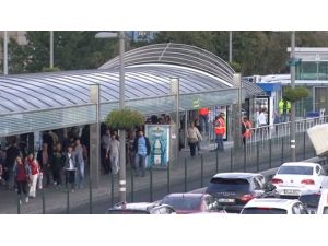 Fırtına Metrobüse İstasyonuna Zarar Verdi