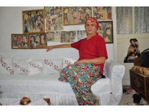 Bir Elinde Fırça Bir Elinde Ayna Umrunda Değil Dünya