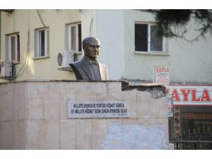 Cizre’de Ateşe Verilen Atatürk Heykelinin Yerine Yeni Büst Konuldu