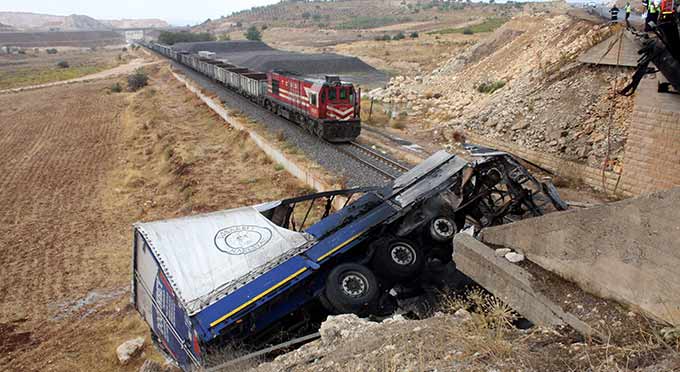 Yanan Tır, Tren Hattı Üzerine Düştü  