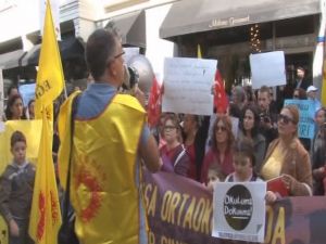 Üniversitelilerden Yol Kapatan Velilere Tepki