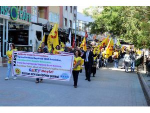 Eğitim-senin Yürüyüşünde Ali İsmail Korkmaz Heykeli Önünde Oturma Eylemi Yapıldı