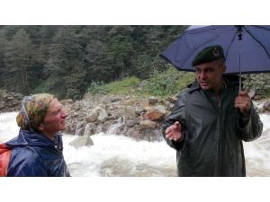 Çay Bahçesinde Mahsur Kalan 3 Kişiyi Kurtarmak İçin Ölümü Göze Aldılar