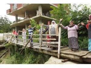 Rize’de Mahalle Yolunda Kütüklü Çile