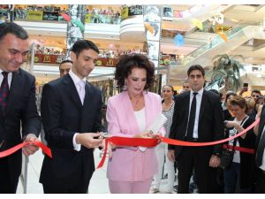 Hülya Koçyiğit’i Duygulandıran Sergi