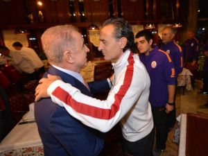 Ünal Aysal’dan Takıma Moral Yemeği