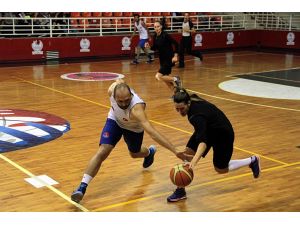 Bayan Basketbolcularla Erkek Basketbolcular Kozlarını Paylaştı