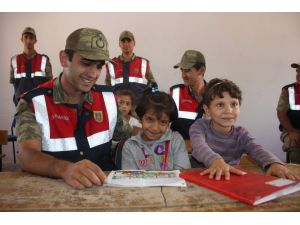 Jandarma, Öğrencilerle Birlikte Okul Boyadı