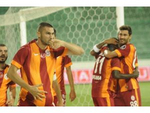 Perdeyi Aslan Açıyor