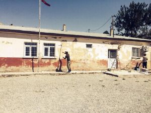 Sokak Göstericilerin Yaktığı Okulları Mehmetçik Onarıyor