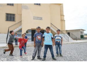 Bu Öğrenciler İki Yıldır Camide Eğitim Görüyor