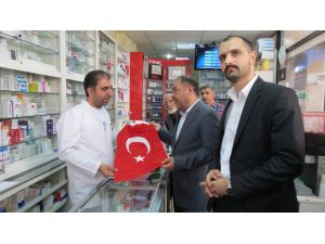 Türkçe İsim Kullanan İş Yerlerine Türk Bayrağı Hediye Edildi