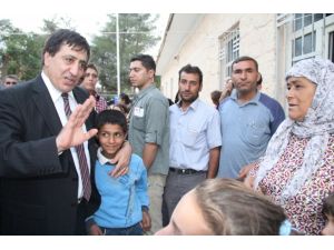 Vali Küçük, Ağlayan Suriyeli Kadına Sarıldı