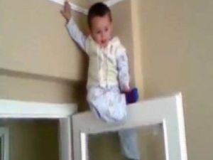 Mini Örümcek Adamın Tehlikeli Gösterisi