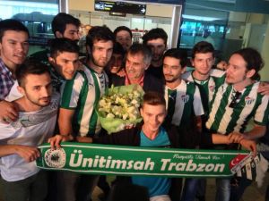 Şenol Güneş, Trabzonda Çiçeklerle Karşılandı