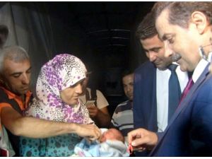 Bakan Çelik, Suriyeli Bebeğe Altın Taktı