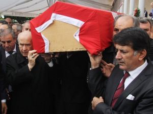 Yıldırım’ın Tabutuna Omuz Verdi