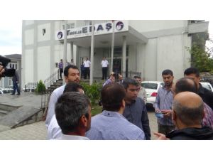 Elektrikleri Kesilen Fabrika İşçileri Tedaş’ın Kapısına Dayandı