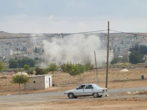 Sınırdaki Araçların Arasına Top Mermileri Düştü
