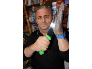 Acemi Kasaplar Ellerini Çelik Eldivenle Koruyacak