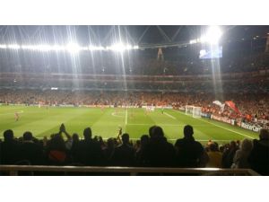 Aslan İlk Yarıda Dağıldı