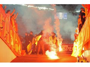 Galatasaraylı Taraftarlardan Meşale Yağmuru