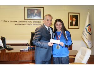 Başkan Zolan’dan İşitme Engelli Sporculara Ödül