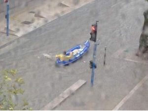 Fransa Caddelerinde Kanolarla Gezdiler