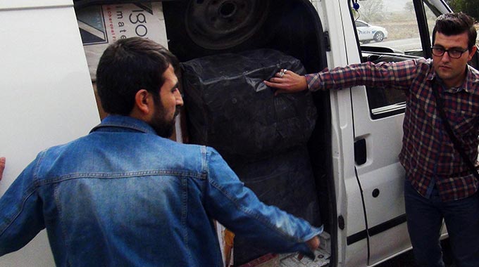 Polisten Kaçan Minibüsten Kaçak Sigara Çıktı