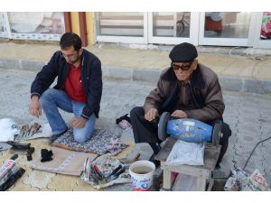 Çarkçı Bekir Dede, 70 Yıldır Bu İşi Yapıyor