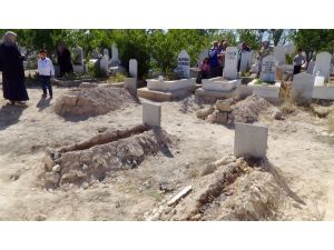Mezarlarına Bayram Şekeri Bırakıldı