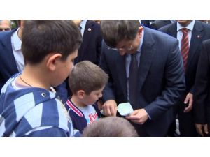 Başbakan Çocuklarla Top Oynadı