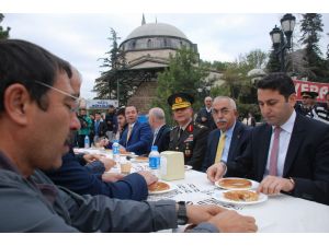 Protokol Bayramlaşması Yerini Halk Bayramlaşmasına Bıraktı