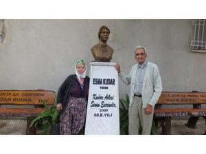 Emekli Öğretmen Karısının Heykelini Yaptırdı