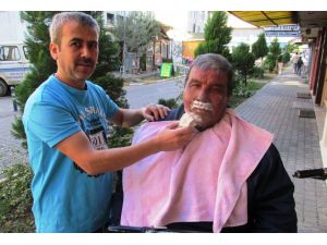 Eski Futbolcuya Akülü Arabada Tıraş