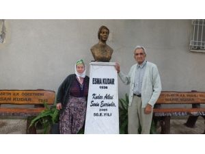 Eşinin Heykelini Yaptırdı