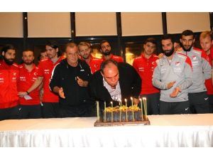 Demieören’e Sürpriz Kutlama