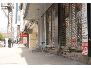 Yüksekovada Kepenkler Bugün De Kapalı