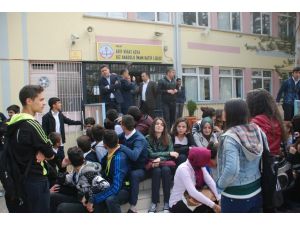Liseli Öğrencilerin Okul Eylemi