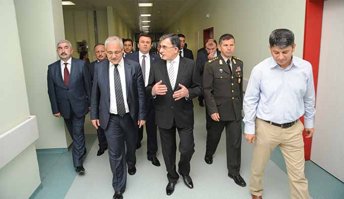 Vali Güvençer’den Hastalara Bayram Ziyareti