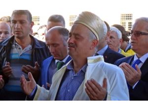 Ellerini Kızı İçin Açtı Ve En İçten Duasını Etti