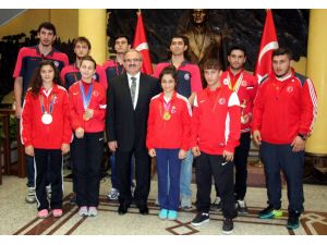 Vali Karaloğlu Şampiyon Sporcuları Ödüllendirdi