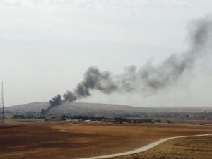 Kobanide Akaryakıt İstasyonu Vuruldu, Şehri Dumanlar Kapladı