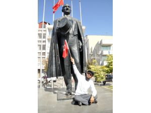 Bingöldeki Terörist Saldırısına Tek Kişilik Bayraklı Eylem