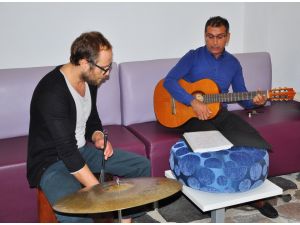 Şizofren Hastalarına Müzikli Terapi