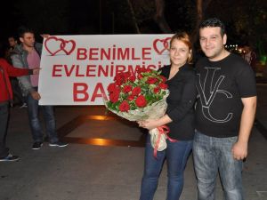 Pankartlı Evlenme Teklifi