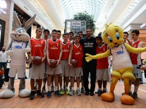 Nba Yıldızı Miniklerle Buluştu